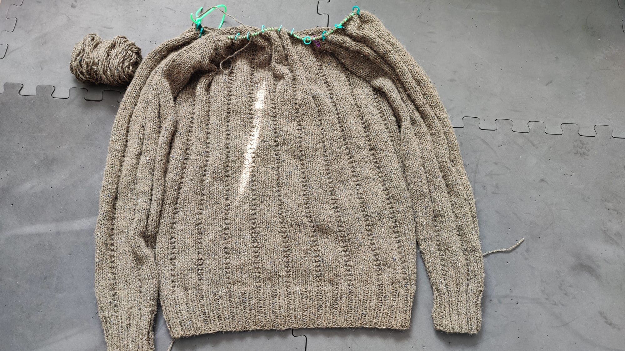 Herrsweater med tvärgående ränder i resår